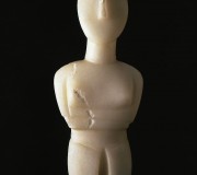 Female Idol, Folded-Arms Form