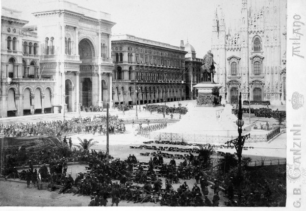 Moti del 1898 a Milano. Piazza del Duomo alla partenza dei soldati