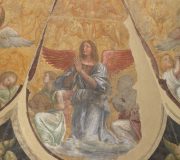 Angelo orante tra due angeli musicanti inginocchiati e schiere di cherubini; un cherubino rosato a quattro ali