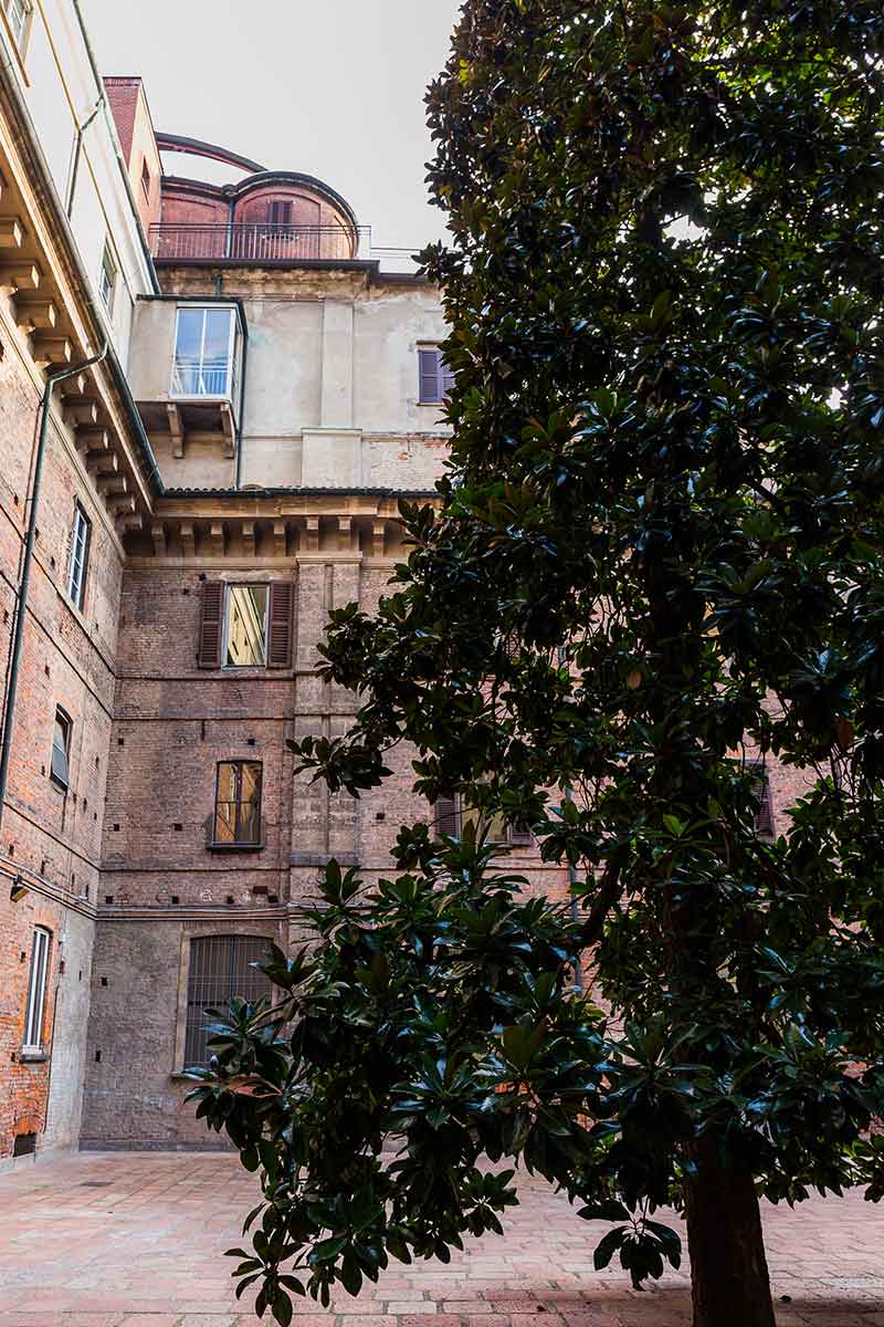 16 - Cortile della Magnolia  e corridoio dello studio di Hayez
