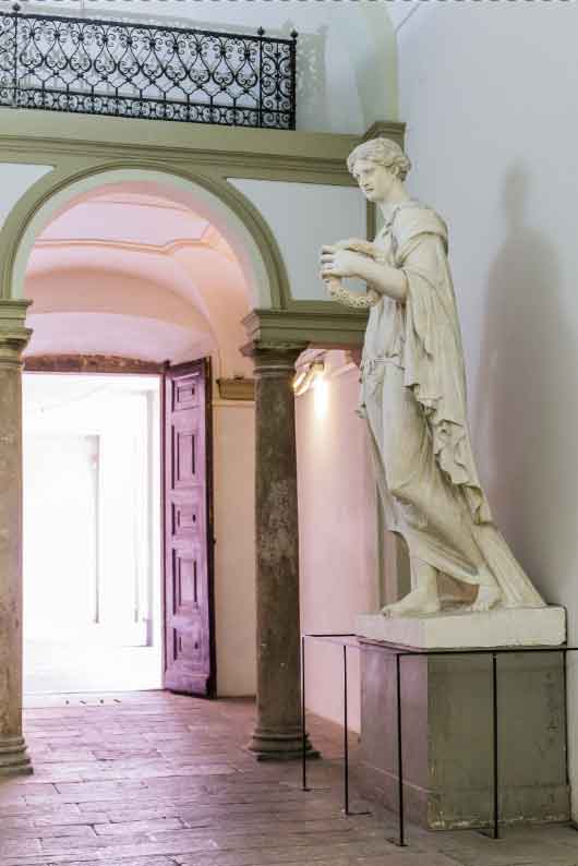 19 - Verso la Pinacoteca, accesso alternativo alla Pinacoteca e  in cima allo scalone