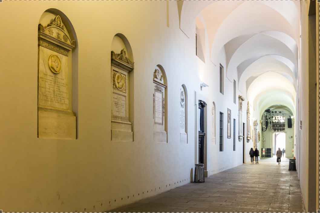 16 - Cortile della Magnolia  e corridoio dello studio di Hayez