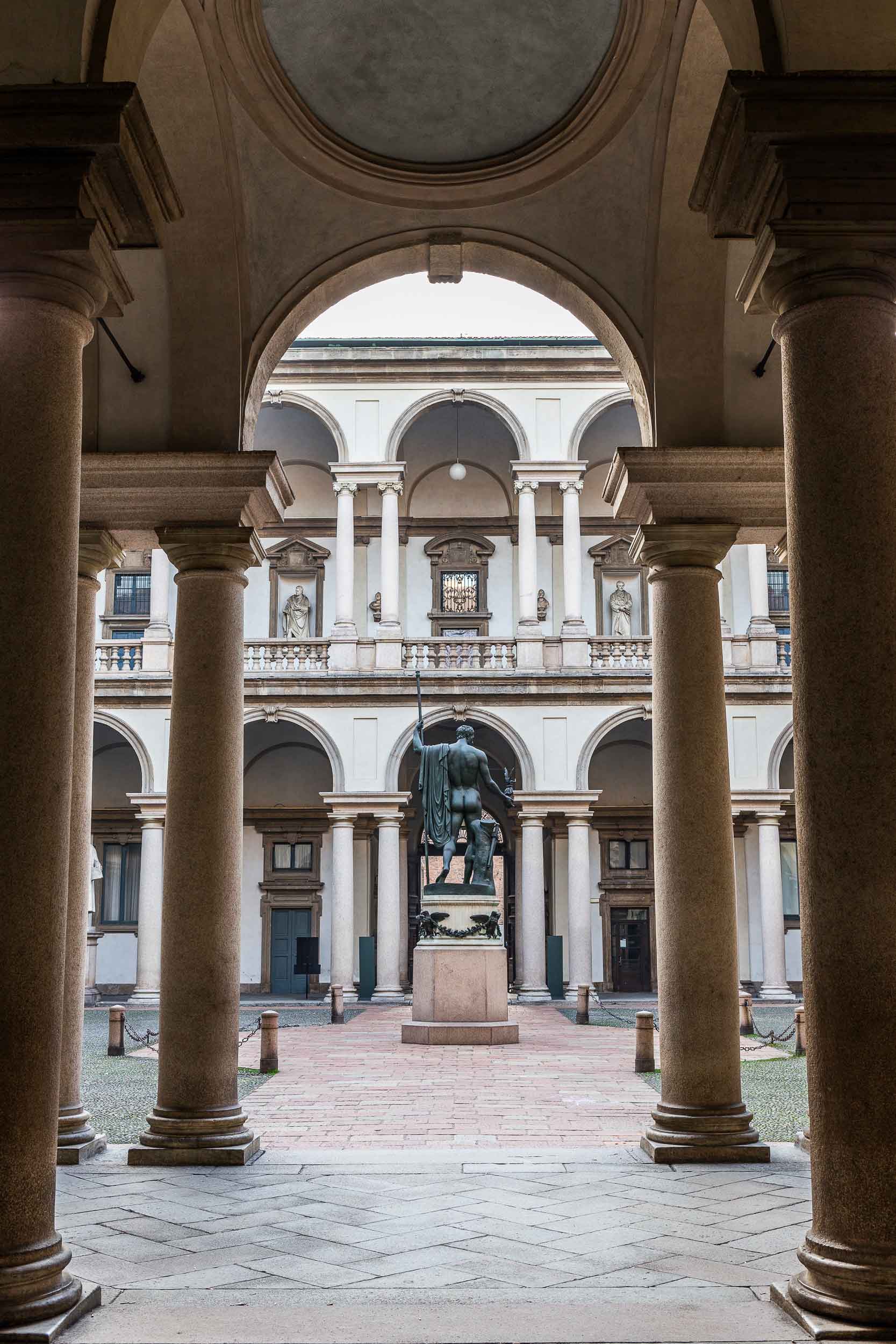 19 - Verso la Pinacoteca, accesso alternativo alla Pinacoteca e  in cima allo scalone
